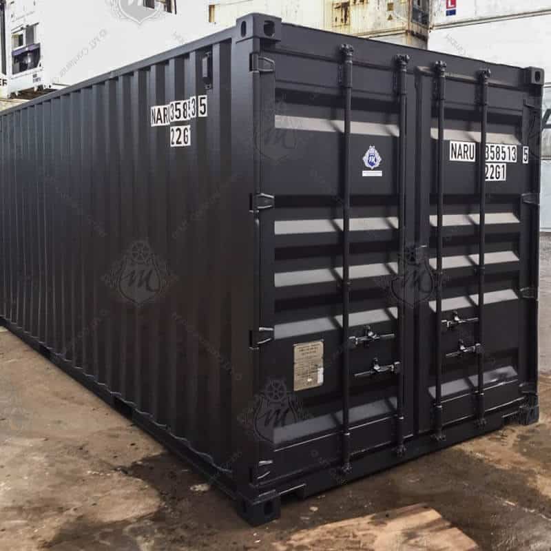 Ein schwarzer 20-Fuß-Seecontainer mit der Beschriftung NARU 358513-5 steht auf einem Industriehof.