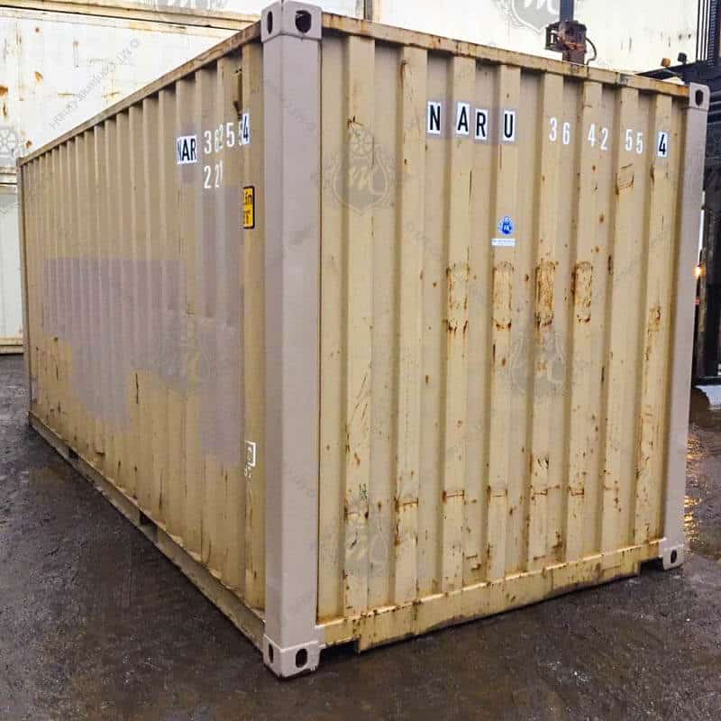 Ein sandfarbener 20-Fuß-Seecontainer mit der Aufschrift "NARU 364255-4".