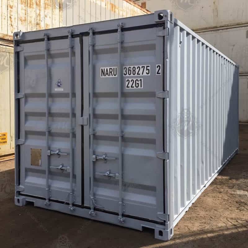 Grauer 20-Fuß-Seecontainer mit der Aufschrift "NARU 368275-2" an der Tür.
