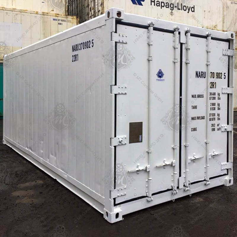Ein weißer 20 Fuß Kühlcontainer, Modell NARU 370902-5, steht aufrecht und geschlossen auf dem Boden.