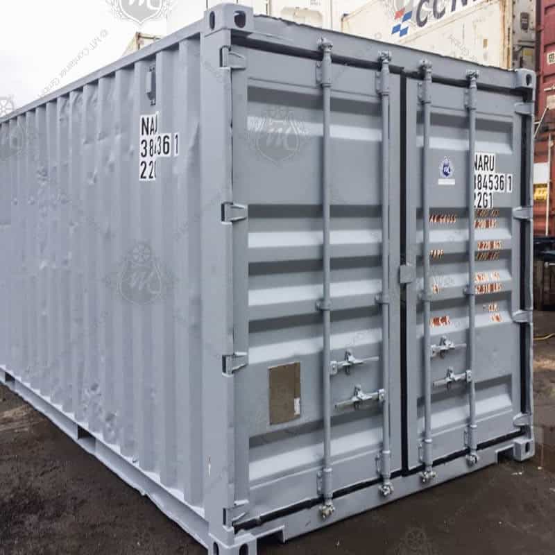 Grauer 20-Fuß-Seecontainer NARU 384536-1, rechteckig, mit stabilen geschlossenen Doppeltüren und gerippten Seitenwänden.