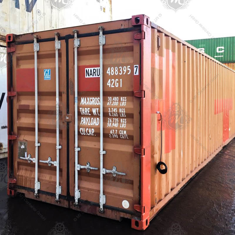 Ein brauner 40 Fuß Seecontainer mit weißen Schriftdetails. Typ und Name: 40 Fuß Seecontainer NARU 488395-7.