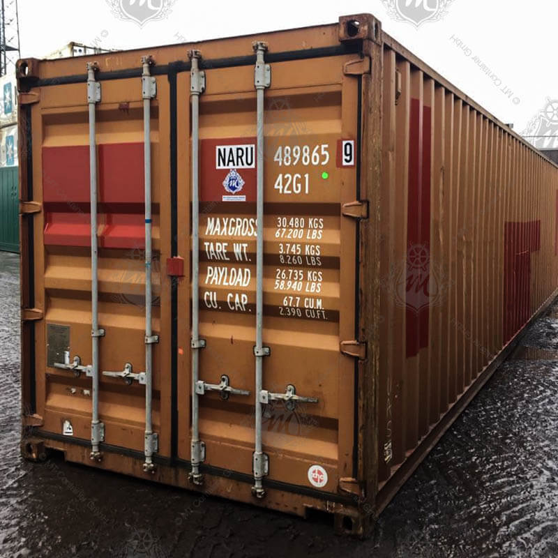 Ein brauner 40-Fuß- Seecontainer mit der Aufschrift "NARU 489865-9" an den Türen.