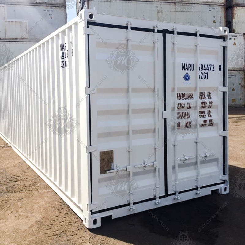 Das Bild zeigt einen weißen 40-Fuß-Lagercontainer mit der Aufschrift "NARU 494472-8". Der Container hat robuste Türen mit Verriegelungen an der Vorderseite.