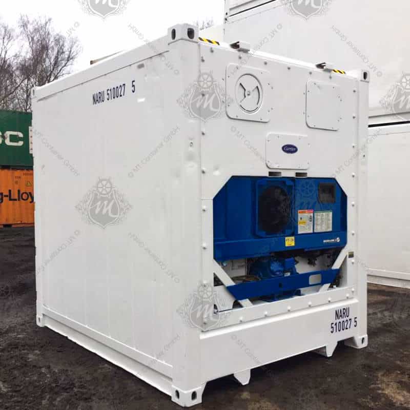 Der abgebildete Container ist ein weißer 10 Fuß High Cube Kühlcontainer mit der Aufschrift "NARU 510027-5". Am Ende des Containers befindet sich eine blaue Kühlanlage.