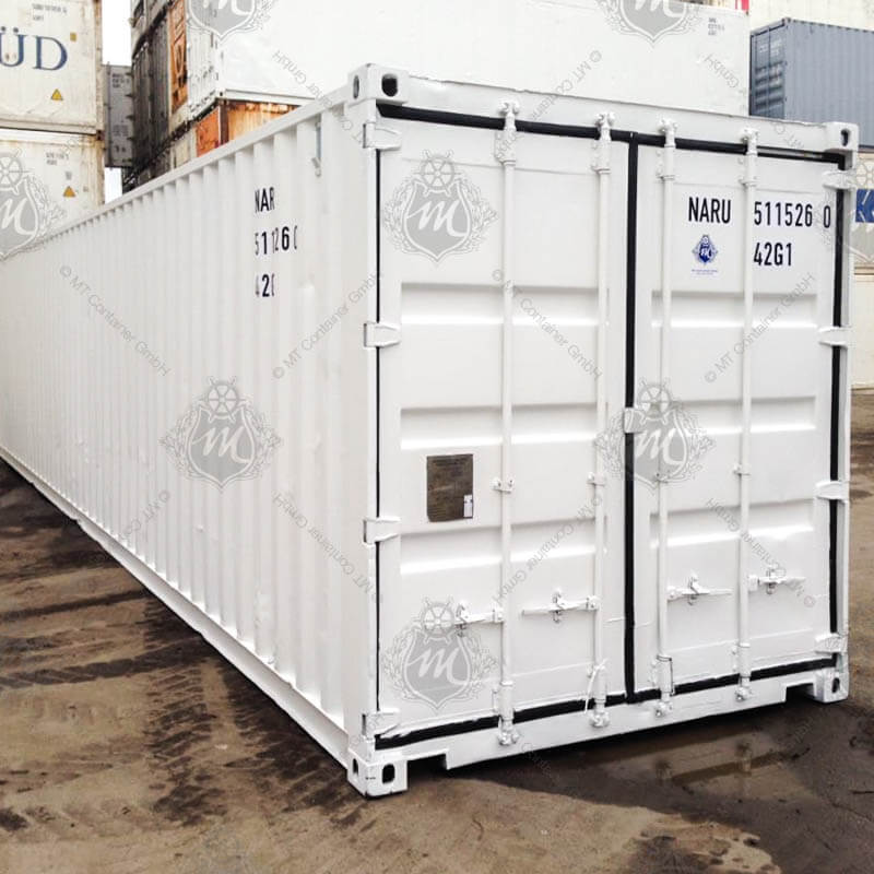 Weißer 40-Fuß-Lagercontainer mit der Aufschrift "NARU 511526-0".