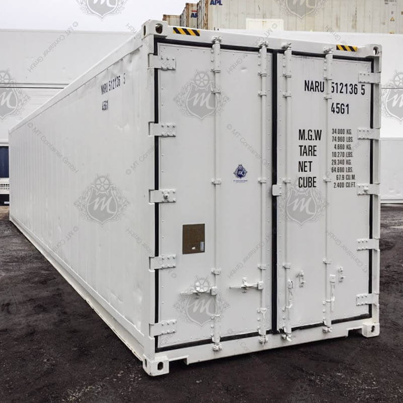 Ein weißer 40-Fuß High Cube Isoliercontainer, markiert mit der Aufschrift „NARU 512136-5", steht auf festem Boden. Die Tür zeigt diverse technische Daten in schwarzer Schrift.