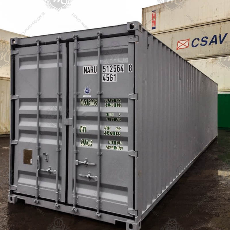 Ein grauer 40 Fuß High Cube Seecontainer mit der Aufschrift "NARU 512564-8" steht im Fokus des Bildes.