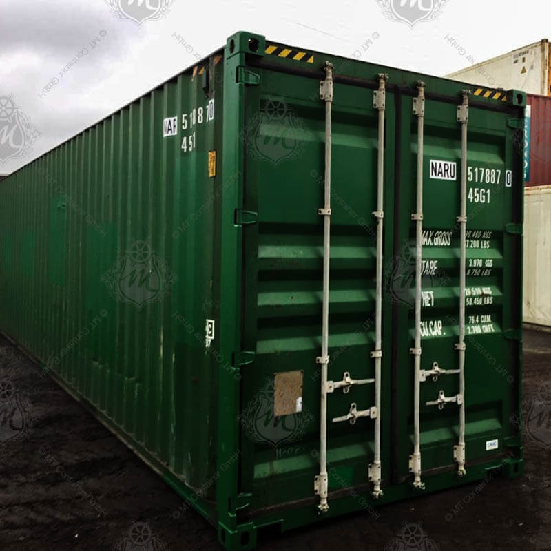 Ein grüner 40-Fuß-High-Cube-Seecontainer mit der Aufschrift "NARU 517887-0" umfasst die gesamte Bildfläche.