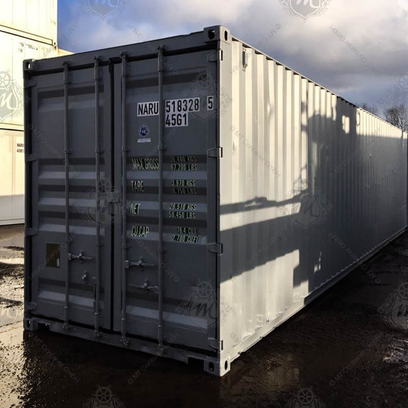 Grauer 40-Fuß-High-Cube-Seecontainer, NARU 518328-5, mit verschlossenen Doppeltüren und aufgebrachten Beschriftungen der Spezifikationen auf der Frontseite.
