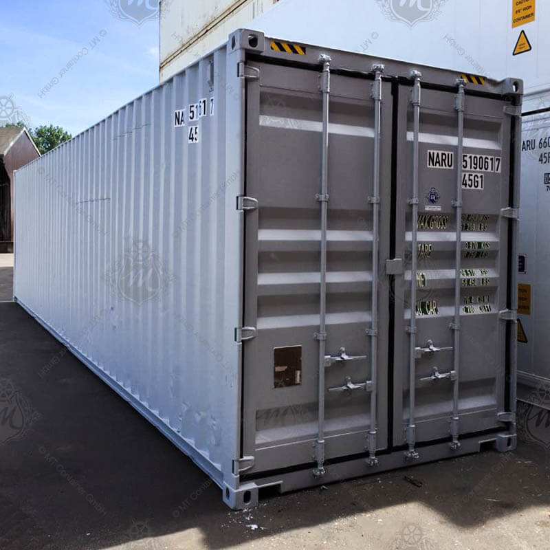 Das Bild zeigt einen grauen 40 Fuß High Cube Seecontainer mit der Aufschrift "NARU 519061-7". Er hat eine rechteckige Form mit verschlossenen Doppeltüren an einem Ende.