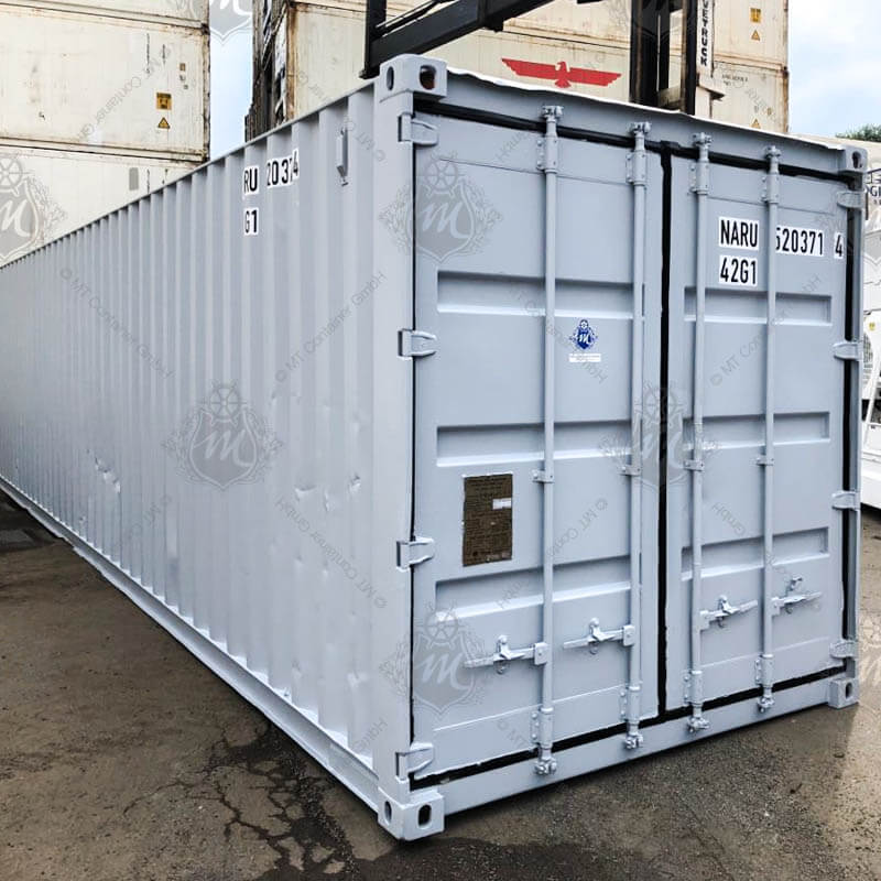 Der weiße 40-Fuß-Lagercontainer NARU 520371-4 steht aufrecht. Der Container hat gerippte Wände und zwei verschlossene Türen an der Stirnseite.