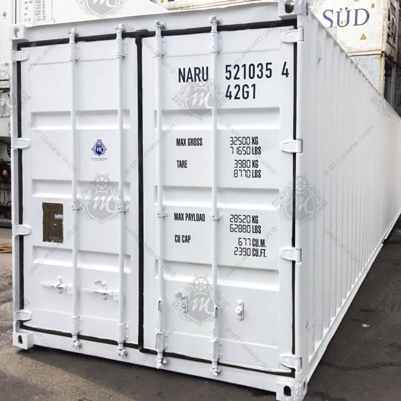 Weiße 40-Fuß-Seecontainer mit der Aufschrift "NARU 521035-4" auf den Türen.