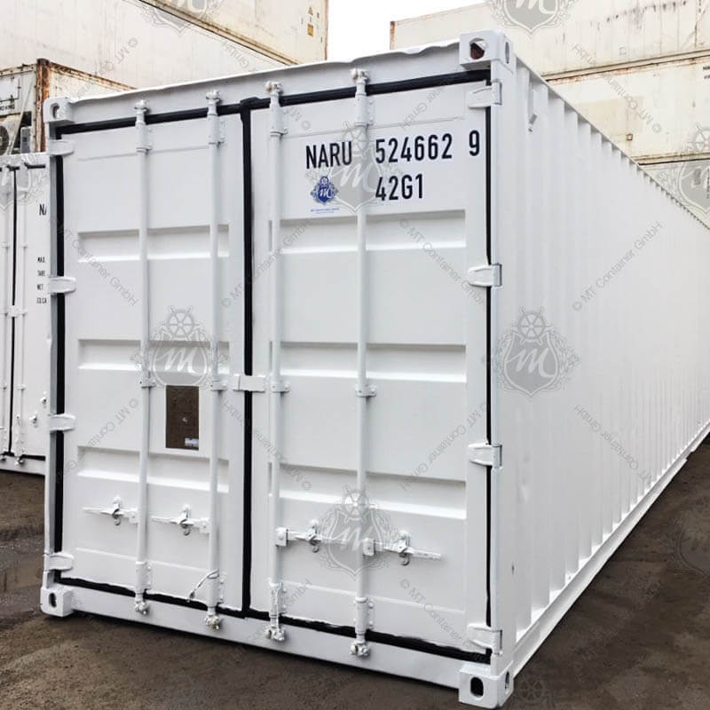 Der Hauptobjekt ist ein weißer 40-Fuß-Lagercontainer mit der Aufschrift "NARU 524662-9".