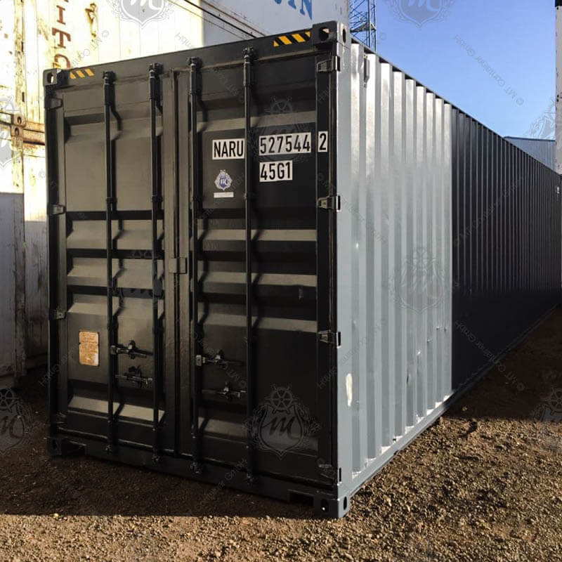 Ein grauer 40 Fuss High Cube Seecontainer mit der Aufschrift NARU 527544-2 steht auf festem Untergrund. Die Tür hat mehrere Verschlüsse und Aufkleber.