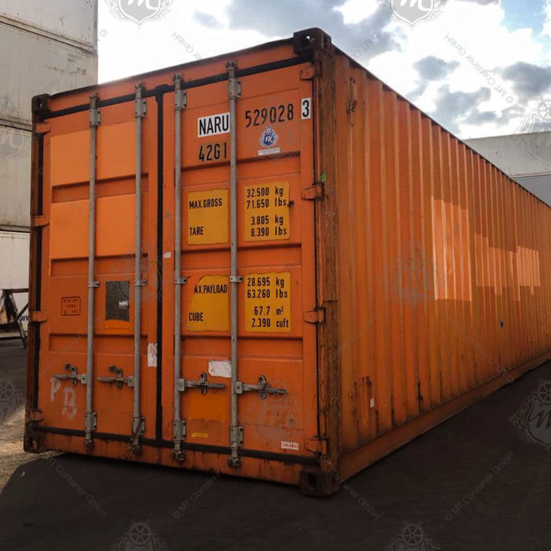 Ein orangefarbener 40-Fuß-Seecontainer mit der Aufschrift "NARU 529028-3".