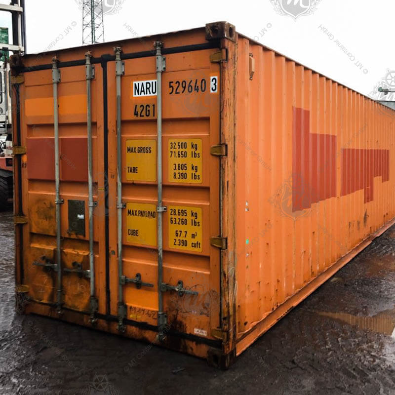 Ein orangefarbener 40 Fuß High Cube Seecontainer, beschriftet mit "NARU 529640-3".