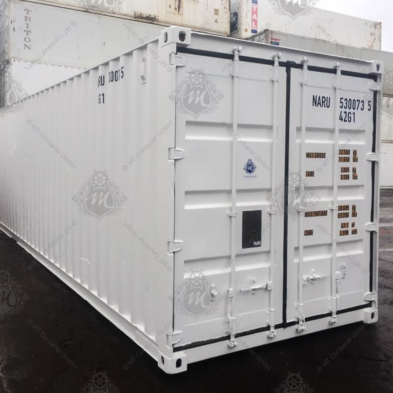 Ein großer, weißer Metallbehälter. Es handelt sich um einen 40 Fuß Seecontainer mit der Aufschrift "NARU 530073-5" auf den geschlossenen Türen.