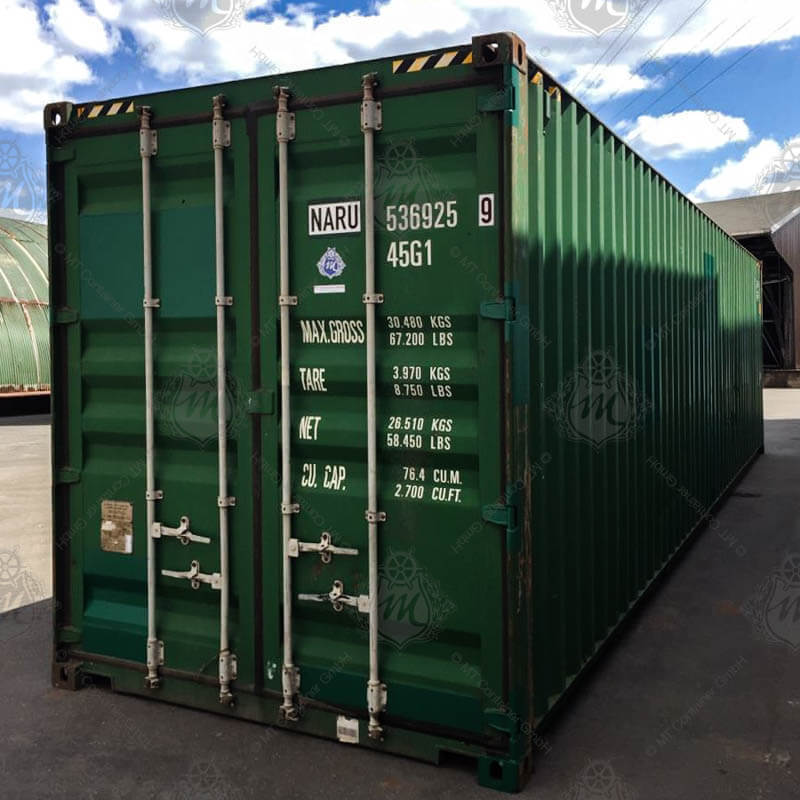 Grüner 40-Fuß-High-Cube-Seecontainer NARU 536925-9 mit weißen Beschriftungen und zwei metallenen Verschlussmechanismen an der Tür.