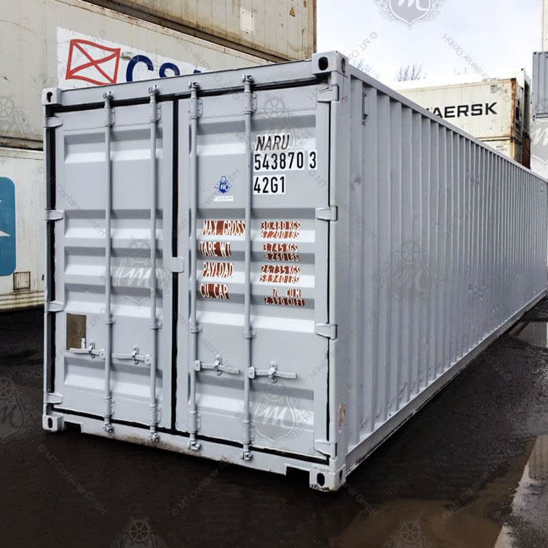 Grauer 40 Fuß Seecontainer mit der Aufschrift "NARU 543870-3".