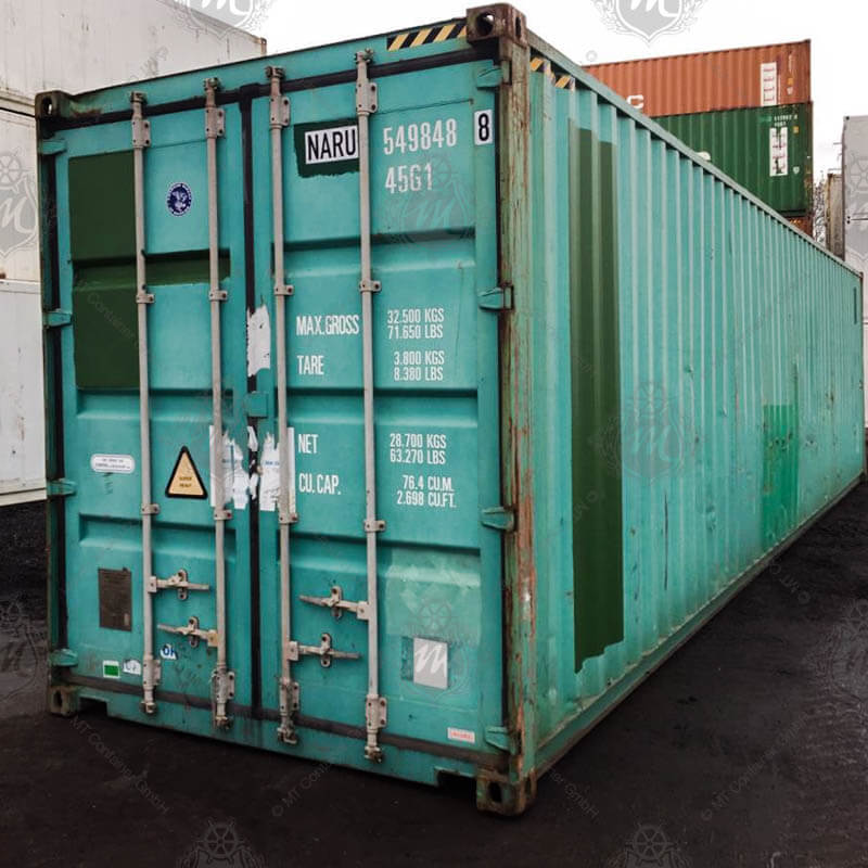 Ein türkisgrüner 40-Fuß-High-Cube-Lagercontainer mit der Bezeichnung NARU 549848-8 steht auf festem Untergrund. An der Stirnseite sind Verriegelungen und weiße Beschriftungen zu sehen.