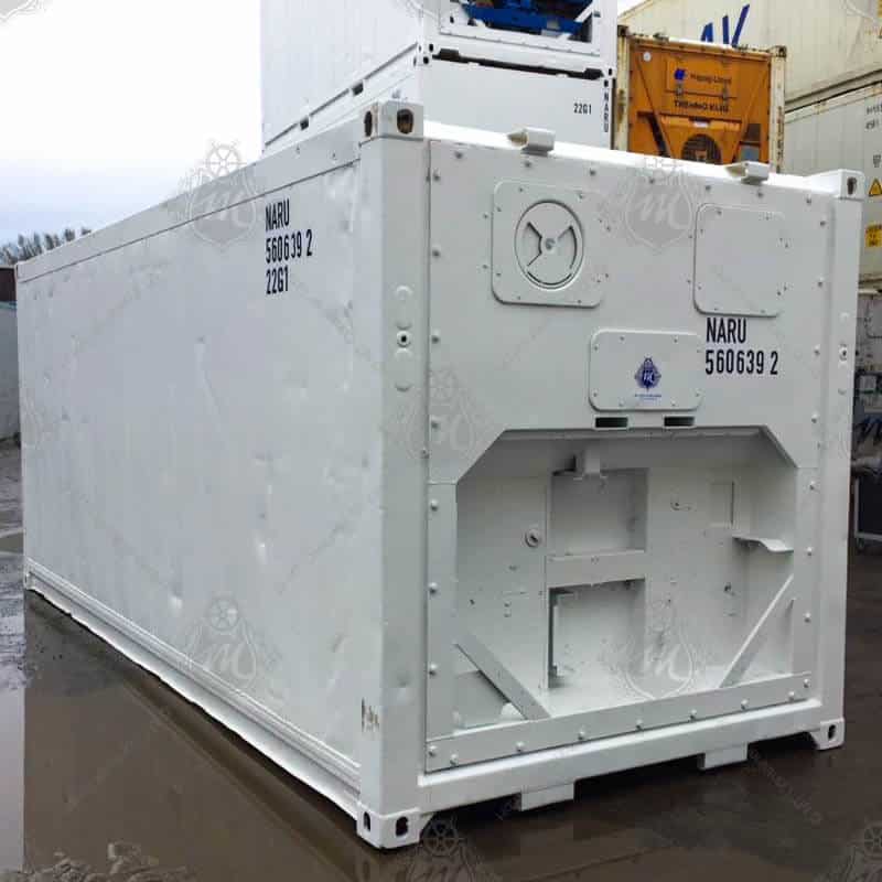 Weißer 20 Fuß Isoliercontainer mit der Aufschrift "NARU 560639-2" an der Seite und auf der Tür am Anfang des Containers.