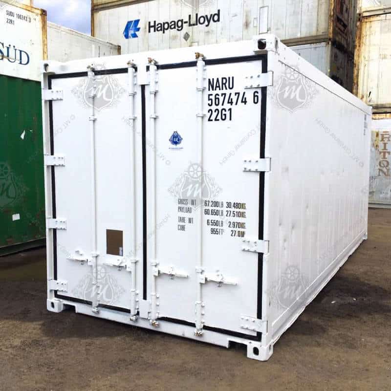 Ein 20-Fuß-Isoliercontainer, Typ NARU 567474-6, in weißer Farbe mit verriegelten Metalltüren und aufgedruckter Zahlen- und Buchstabenmarkierung.