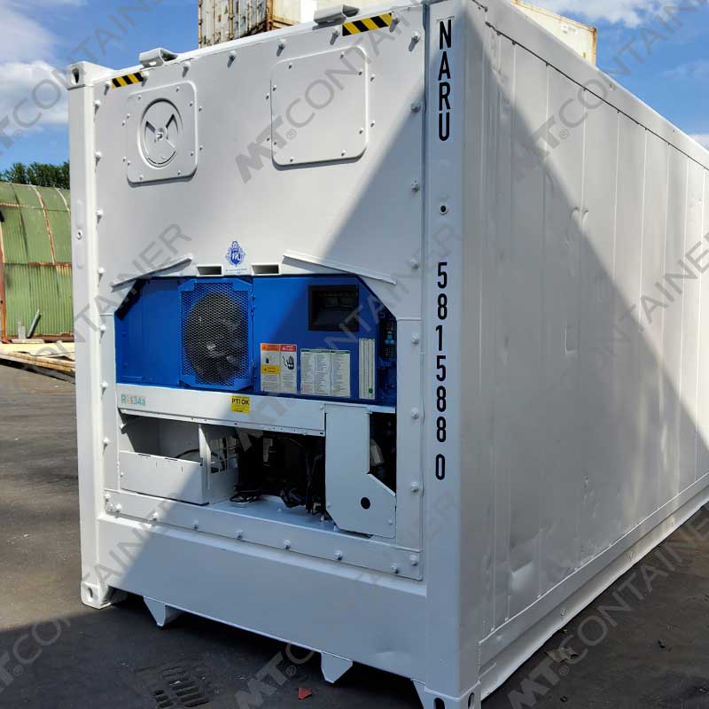 Der 40 Fuß High Cube Kühlcontainer NARU 581588-0 ist weiß und kubisch. An einer Stirnseite befindet sich ein blaues Kühlsystem.