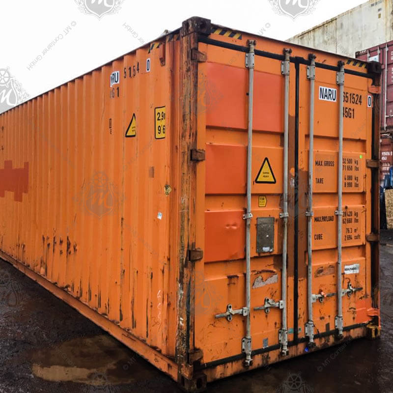 Ein orangefarbener 40 Fuß High Cube Lagercontainer mit der Aufschrift „NARU 651524-0“, stabil und verschließbar.