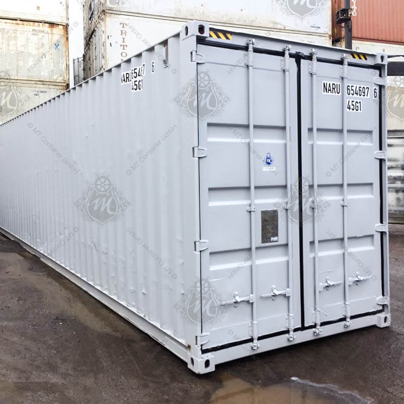 Ein grauer 40-Fuß-High-Cube-Lagercontainer mit der Bezeichnung NARU 654697-6 steht geschlossen auf einem Gelände.