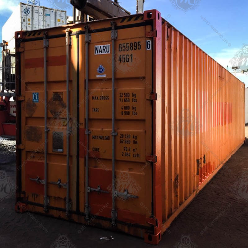 Ein orangefarbener 40 Fuß High Cube Lagercontainer mit der Seriennummer NARU 655895-6 steht auf einer ebenen Fläche, zu erkennen an zwei großen Türen mit silbernen Verschlussstangen.