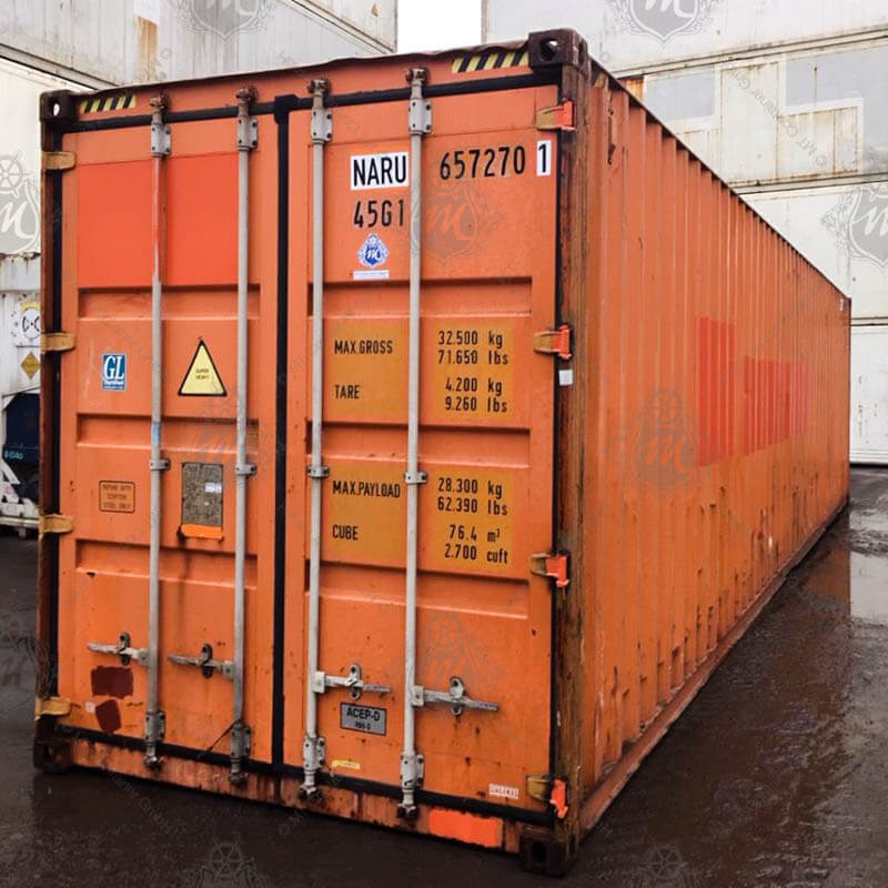 Ein orangefarbener 40 Fuß High Cube Seecontainer mit der Aufschrift "NARU 657270-1."