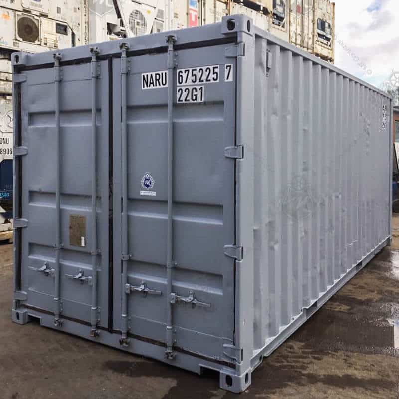 Ein grauer 20-Fuß-Seecontainer mit der Aufschrift "NARU 675225-7" steht geschlossen da.