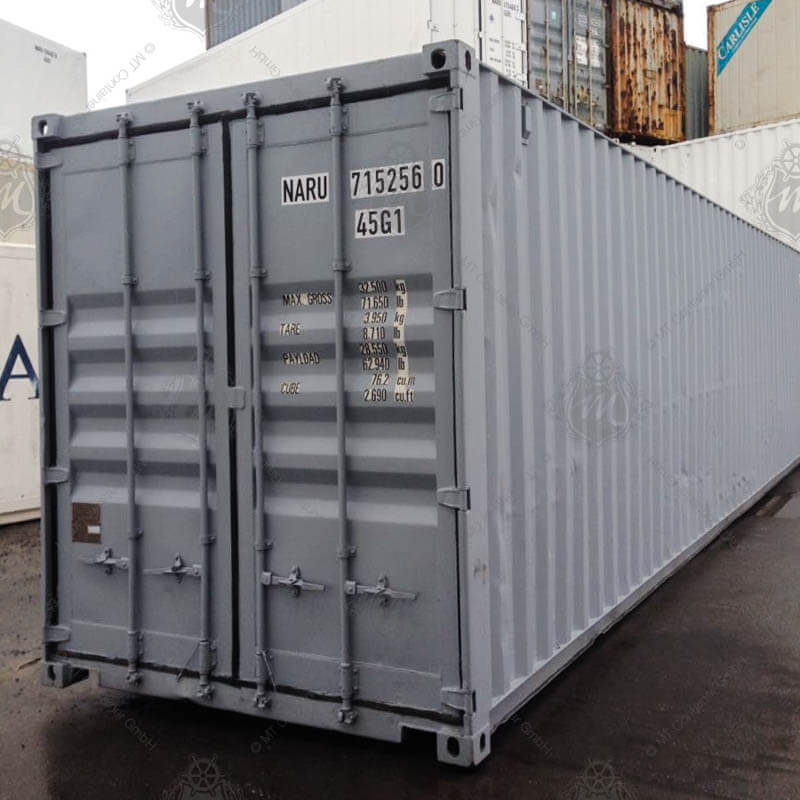 Das Bild zeigt einen grauen 40 Fuß High Cube Lagercontainer mit der Aufschrift "NARU 715256 0". Der Container hat eine rechteckige Form und ist aus Metall.