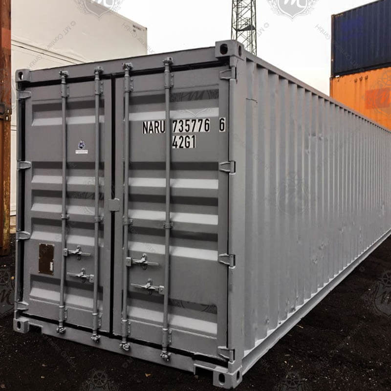 Grauer 40-Fuß-Seecontainer mit der Beschriftung "NARU 735776-6". Der Container hat robuste Doppeltüren an einer Stirnseite.