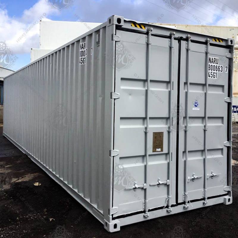 Ein grauer 40 Fuss High Cube Seecontainer mit der Bezeichnung NARU 800663-7.