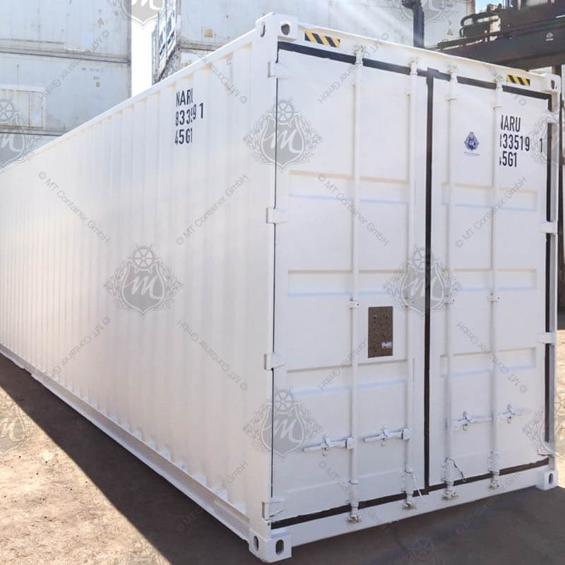 Ein weißer 40-Fuß-High-Cube-Seecontainer mit der Aufschrift "NARU 833519-1" steht im Vordergrund.
