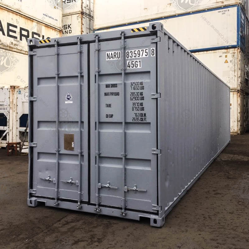 Grauer 40-Fuß-Seecontainer mit der Aufschrift "NARU 835975-8" auf der Tür.