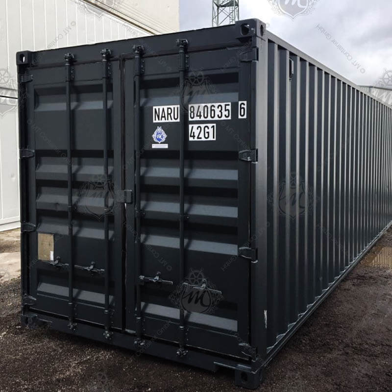 Ein dunkelgrauer 40-Fuß-Seecontainer mit der Aufschrift "NARU 840635-6".