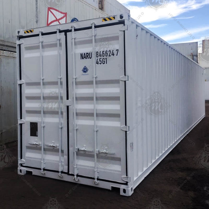 Ein weißer 40 Fuß High Cube Seecontainer mit der Markierung NARU 846624-7, zeigt die verriegelten und robusten Doppeltüren auf der Vorderseite.