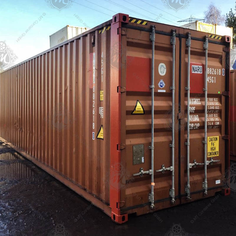 Brauner 40 Fuß High Cube Seecontainer mit der Aufschrift "NARU 882618-0", rechteckige Form mit Doppeltüren an einer Stirnseite, industrielle und robuste Bauweise.