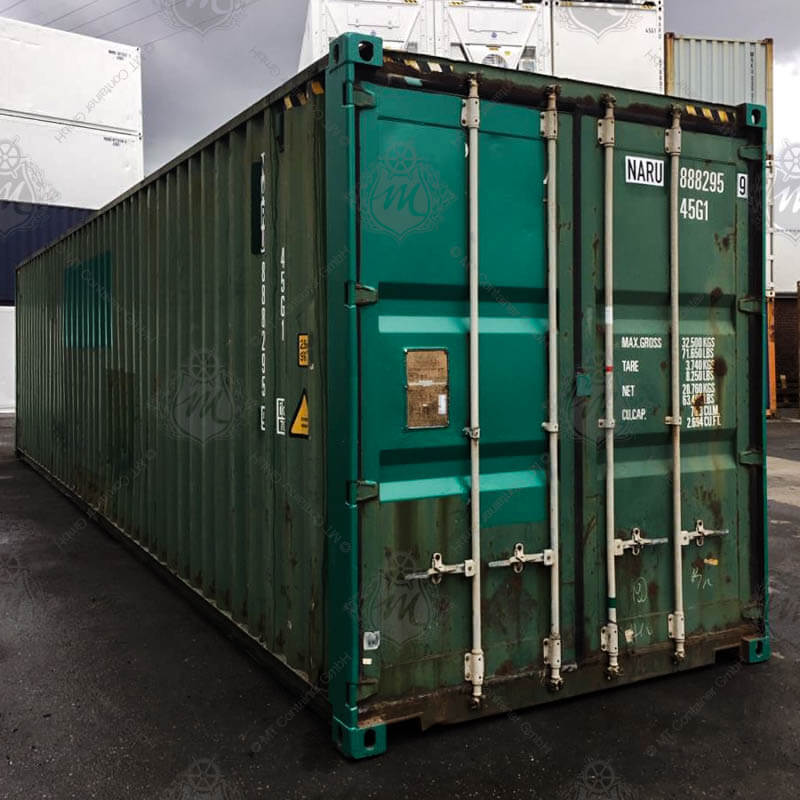 Grüner 40-Fuß High Cube Seecontainer mit der Markierung NARU 888295-9.