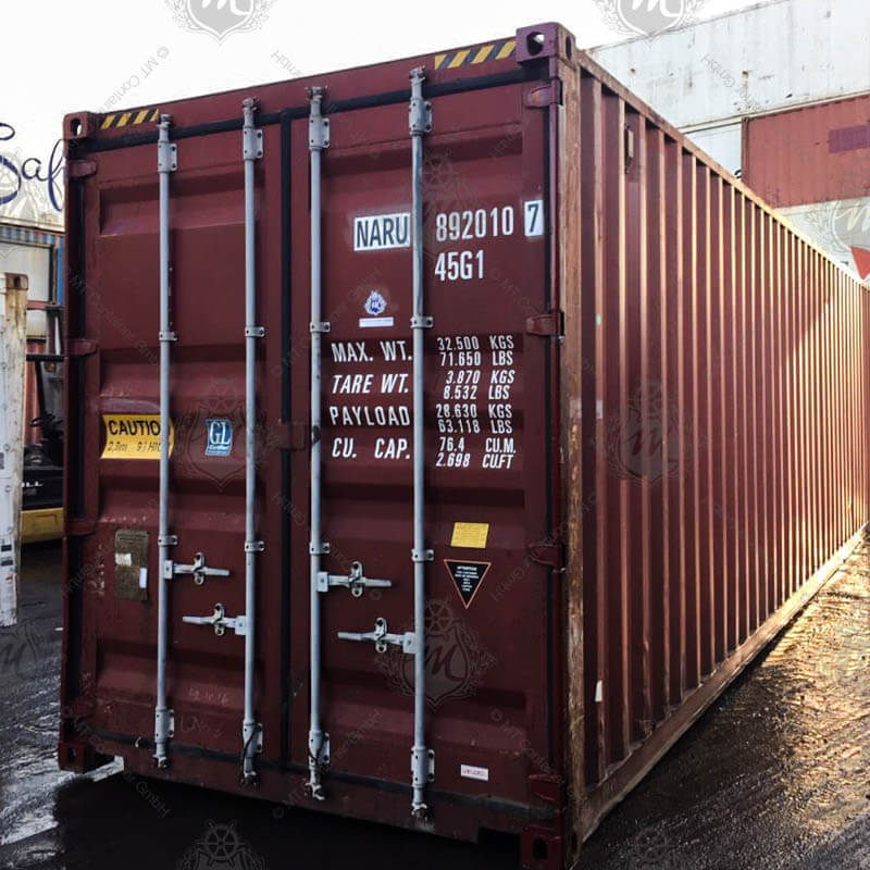 Ein roter 40-Fuß-High-Cube-Lagercontainer mit der Aufschrift "NARU 892010-7" und weißen Beschriftungen für Gewicht und Volumen auf einer Metalloberfläche.