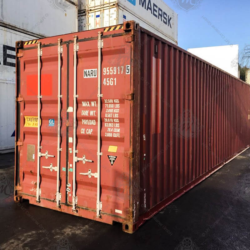 Ein 40 Fuß High Cube Seecontainer in roter Farbe mit der Kennzeichnung NARU 955917-5.
