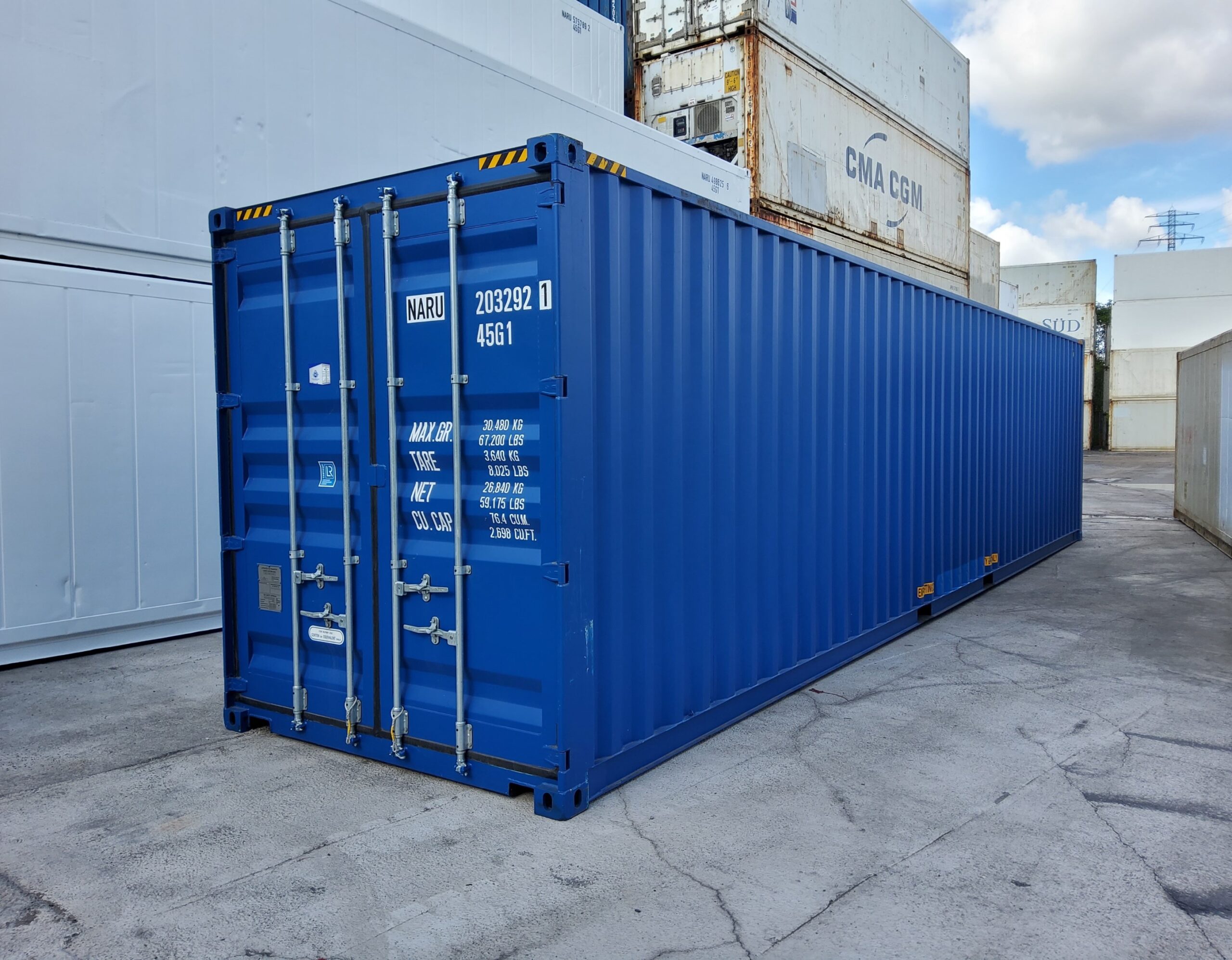 Ein blauer 40 Fuß High Cube Seecontainer mit der Aufschrift "NARU 203292-1".