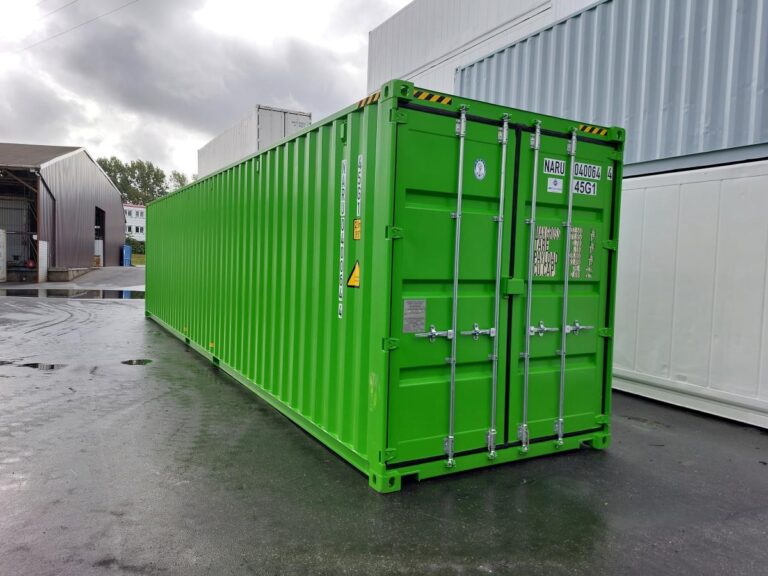 Containernummer: Türansicht eines Seecontainers mit NARU 040064-4, Typcode 45G1 und Gewichtsangaben