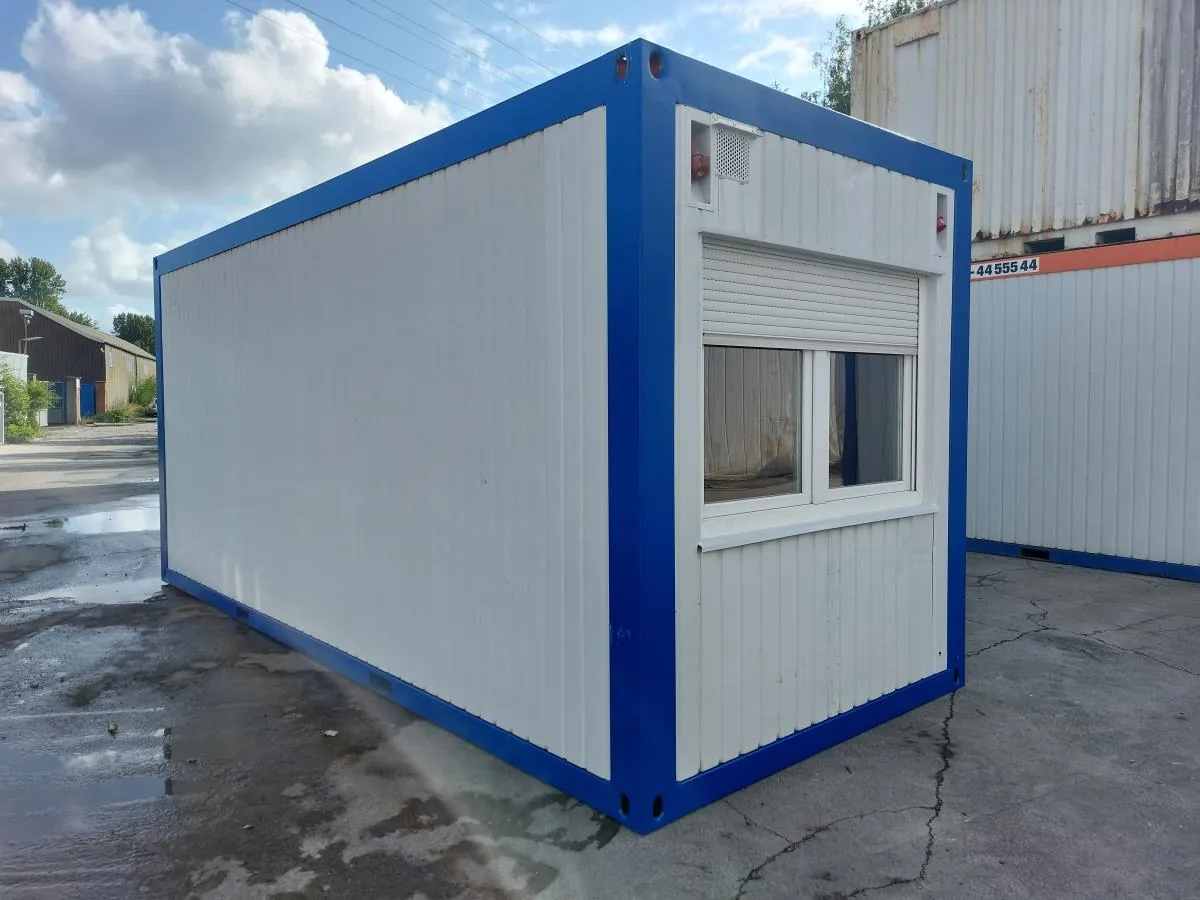 Gebrauchter 20-Fuß-Bürocontainer in Blau-Weiß, Ansicht der Fensterseite mit Rollladen