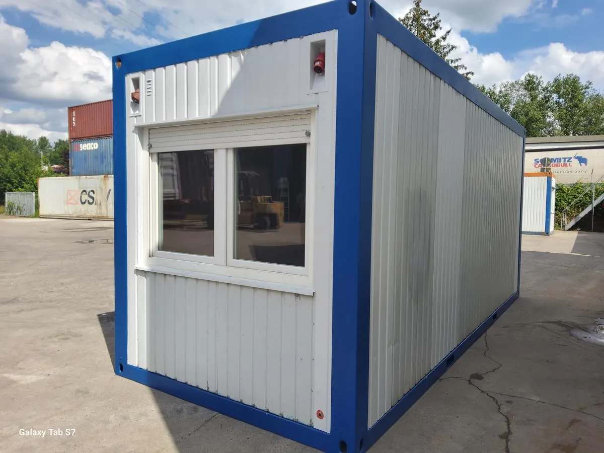 20-Fuß-Bürocontainer blau-weiß mit großem Schiebefenster, Rollladen und CEE-Außensteckdose