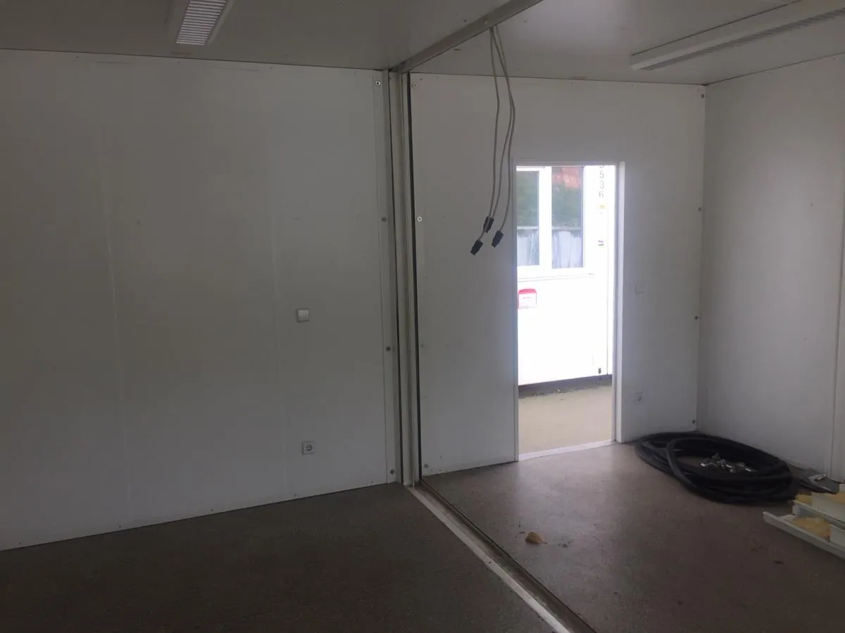 Durchgang zwischen zwei gekoppelten Bürocontainer-Modulen einer Doppelanlage