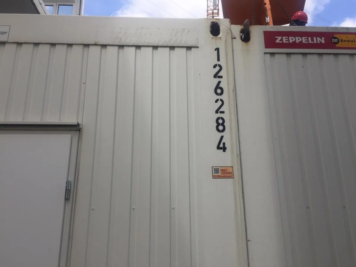 Containernummer 126284 an der Stirnseite eines gebrauchten Bürocontainers